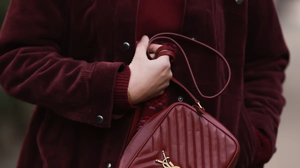 Yasmin von Schlieffen-Nannen trägt eine bordeauxrote „Yves Saint Laurent”-Tasche zu einem roten Strickkleid von Isabel Marant