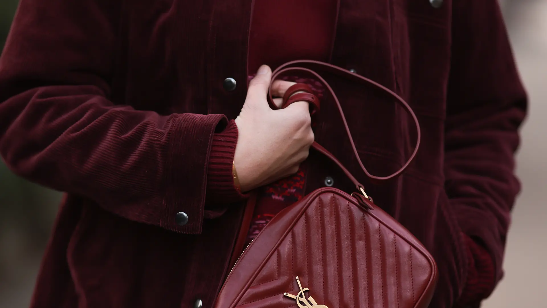 Yasmin von Schlieffen-Nannen trägt eine bordeauxrote „Yves Saint Laurent”-Tasche zu einem roten Strickkleid von Isabel Marant