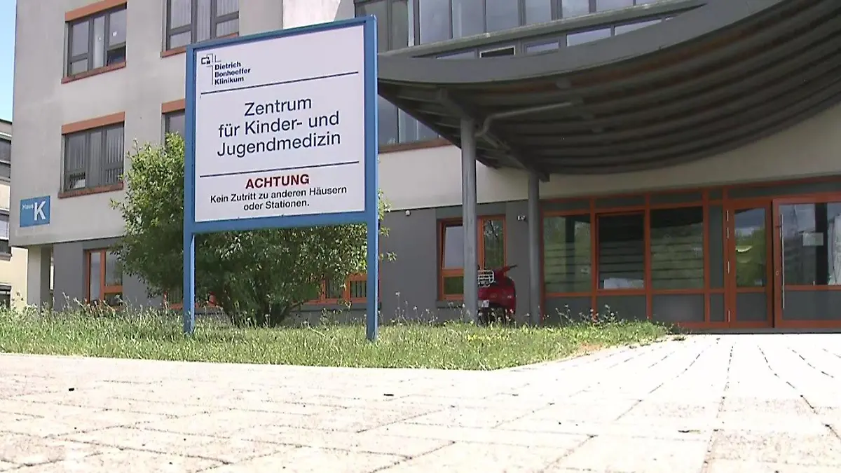 Der Eingang des Zentrums für Kinder- und Jugendmedizin des Dietrich Bonhoeffer Krankenhauses in Altentreptow (Mecklenburg-Vorpommern).