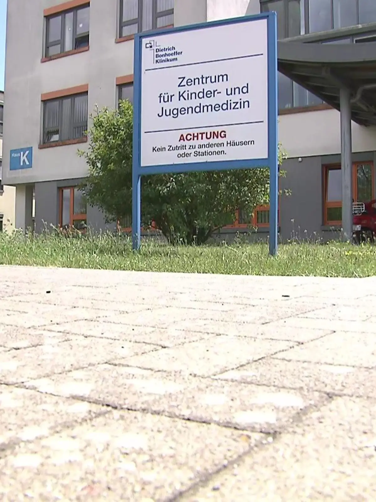 Der Eingang des Zentrums für Kinder- und Jugendmedizin des Dietrich Bonhoeffer Krankenhauses in Altentreptow (Mecklenburg-Vorpommern).