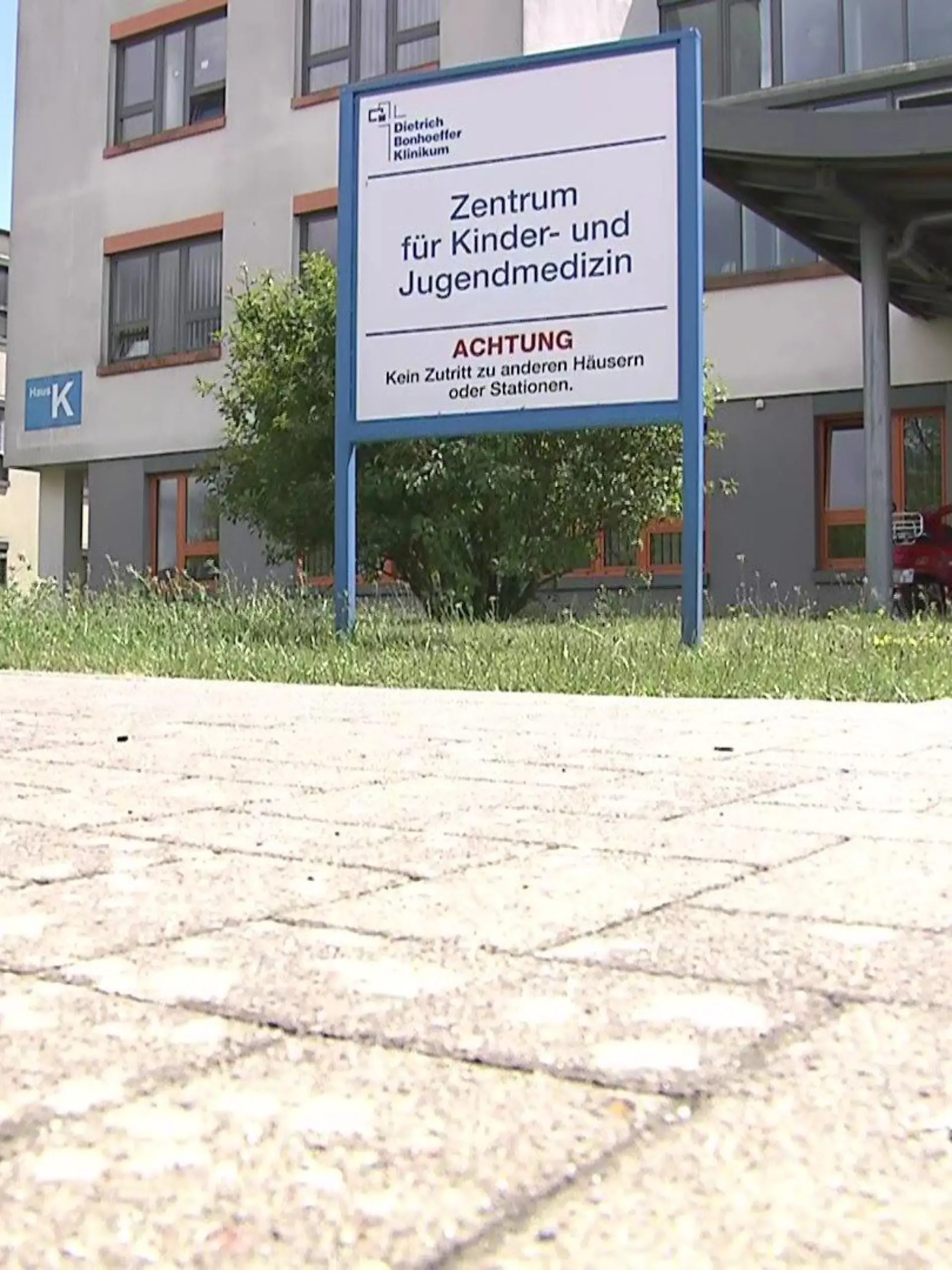 Der Eingang des Zentrums für Kinder- und Jugendmedizin des Dietrich Bonhoeffer Krankenhauses in Altentreptow (Mecklenburg-Vorpommern).