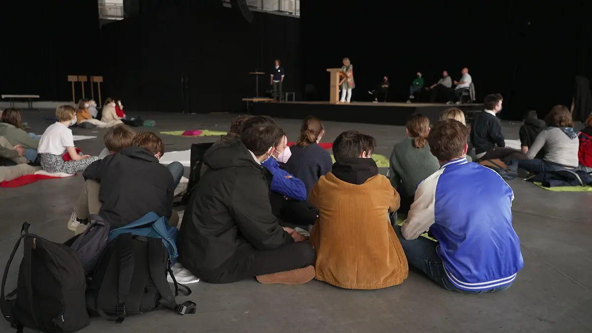 In der Lübecker Musik-und Kongresshalle tragen Politiker Schülerinnen und Schülern Kernaussagen ihres Wahlprogramms vor.