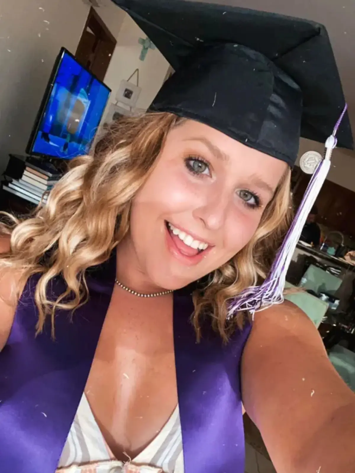 In Texas isst Studentin Alison extra ein Gericht, was sie kennt. Doch das Restaurant hat heimlich die Rezeptur geändert und Alison stirbt daraufhin.