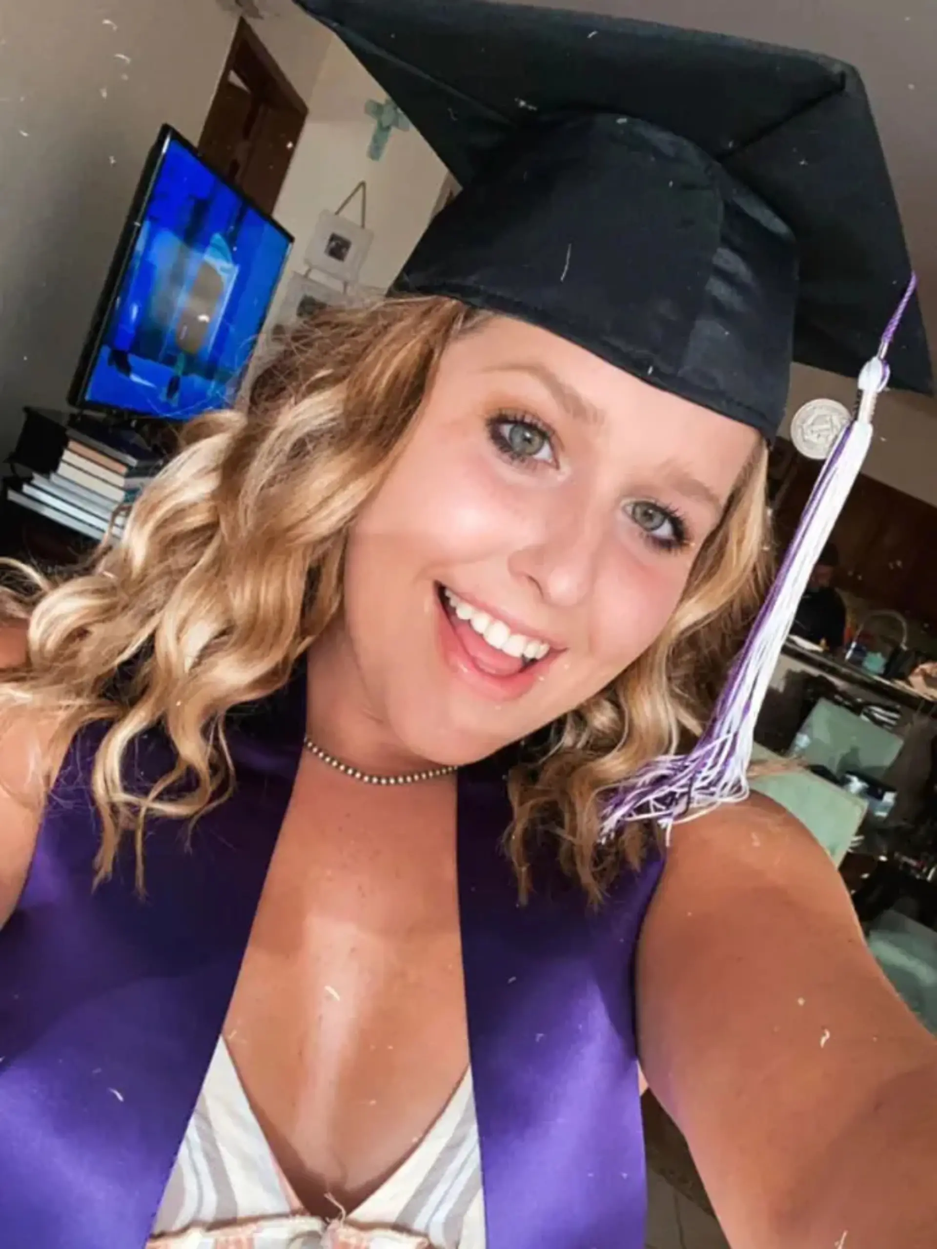 In Texas isst Studentin Alison extra ein Gericht, was sie kennt. Doch das Restaurant hat heimlich die Rezeptur geändert und Alison stirbt daraufhin.