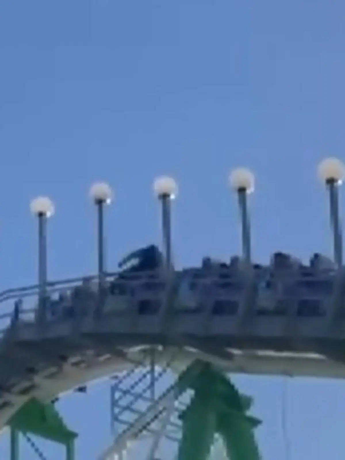 Bild zu: "Mann springt aus Achterbahn – während der Fahrt!"