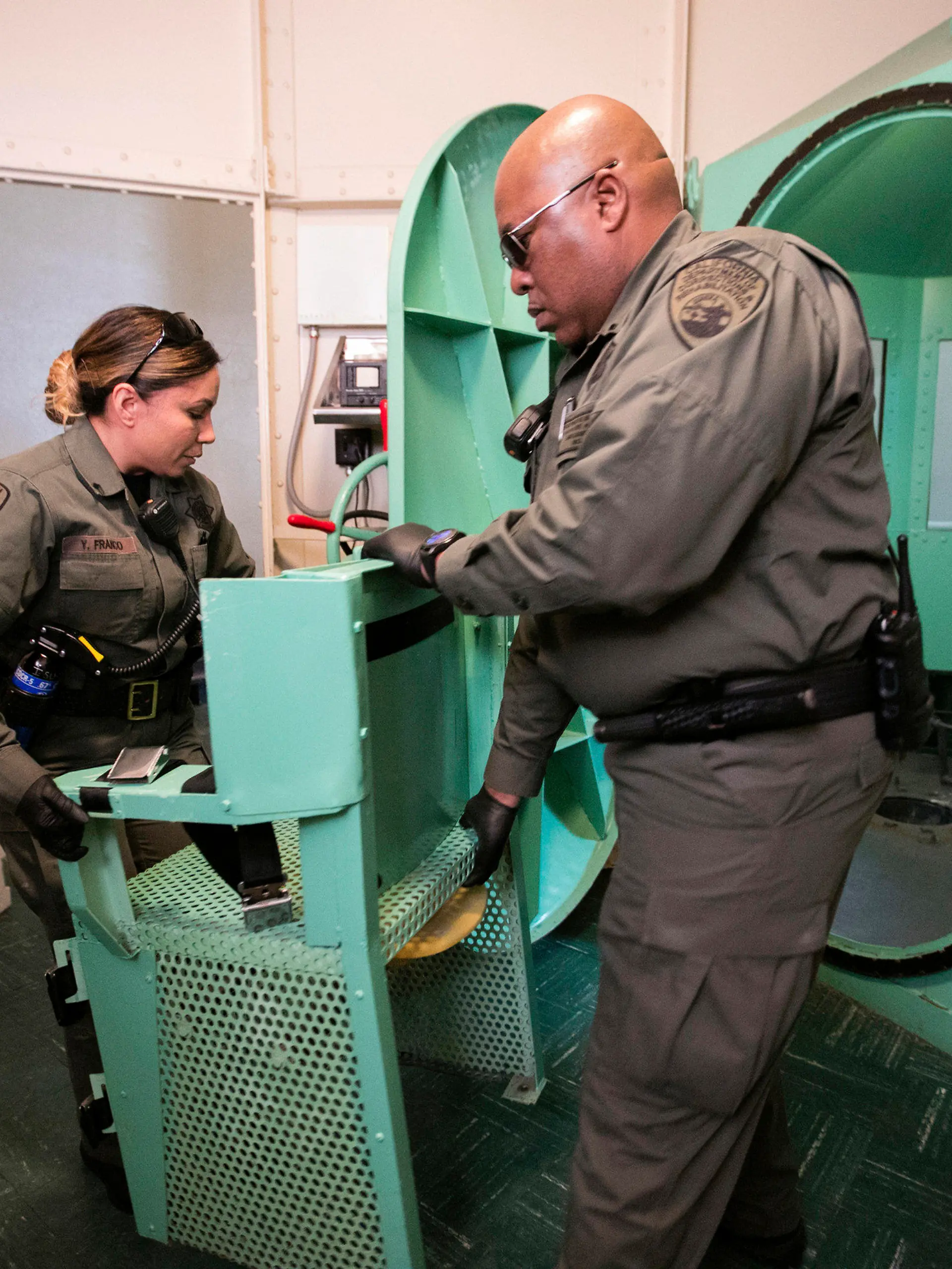 HANDOUT - 13.03.2019, USA, San Quentin: Die kalifornische Strafvollzugsbehörde (California Department of Corrections and Rehabilitation) entfernt einen Stuhl aus der Exekutionskammer für zum Tode verurteilte Straftäter im San Quentin State Prison. Ein in den USA wegen Mordes an mehreren Familienmitgliedern verurteilter Mann entgeht nach einem fast 40 Jahre langen Rechtsstreit nun doch vorerst der Hinrichtung. (zu dpa "US-Gericht hebt Mordurteile nach Jahrzehnten auf - Exekution gekippt") Foto: -/California Department of Corrections and Rehabilitation/dpa - ACHTUNG: Nur zur redaktionellen Verwendung im Zusammenhang mit der aktuellen Berichterstattung und nur mit vollständiger Nennung des vorstehenden Credits +++ dpa-Bildfunk +++