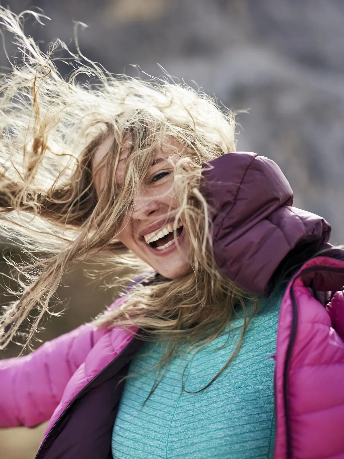  Happy young woman leaning against the wind in the mountains model released Symbolfoto PUBLICATIONxINxGERxSUIxAUTxHUNxONLY PNEF00480