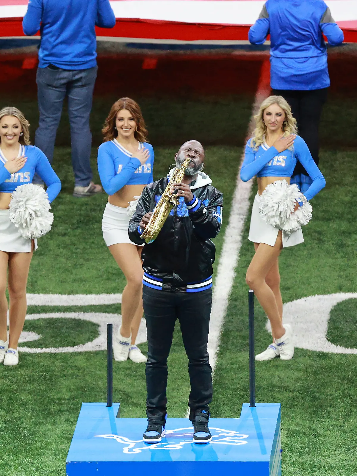 Bild zu: "Fans total gerührt! Saxophon-Star spielt US-Hymne"