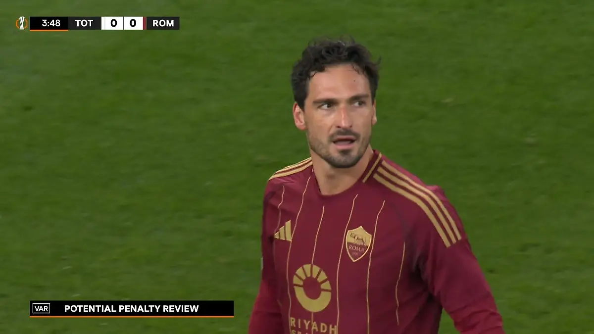Mats Hummels verursacht Strafstoß AS Rom früh im Rückstand