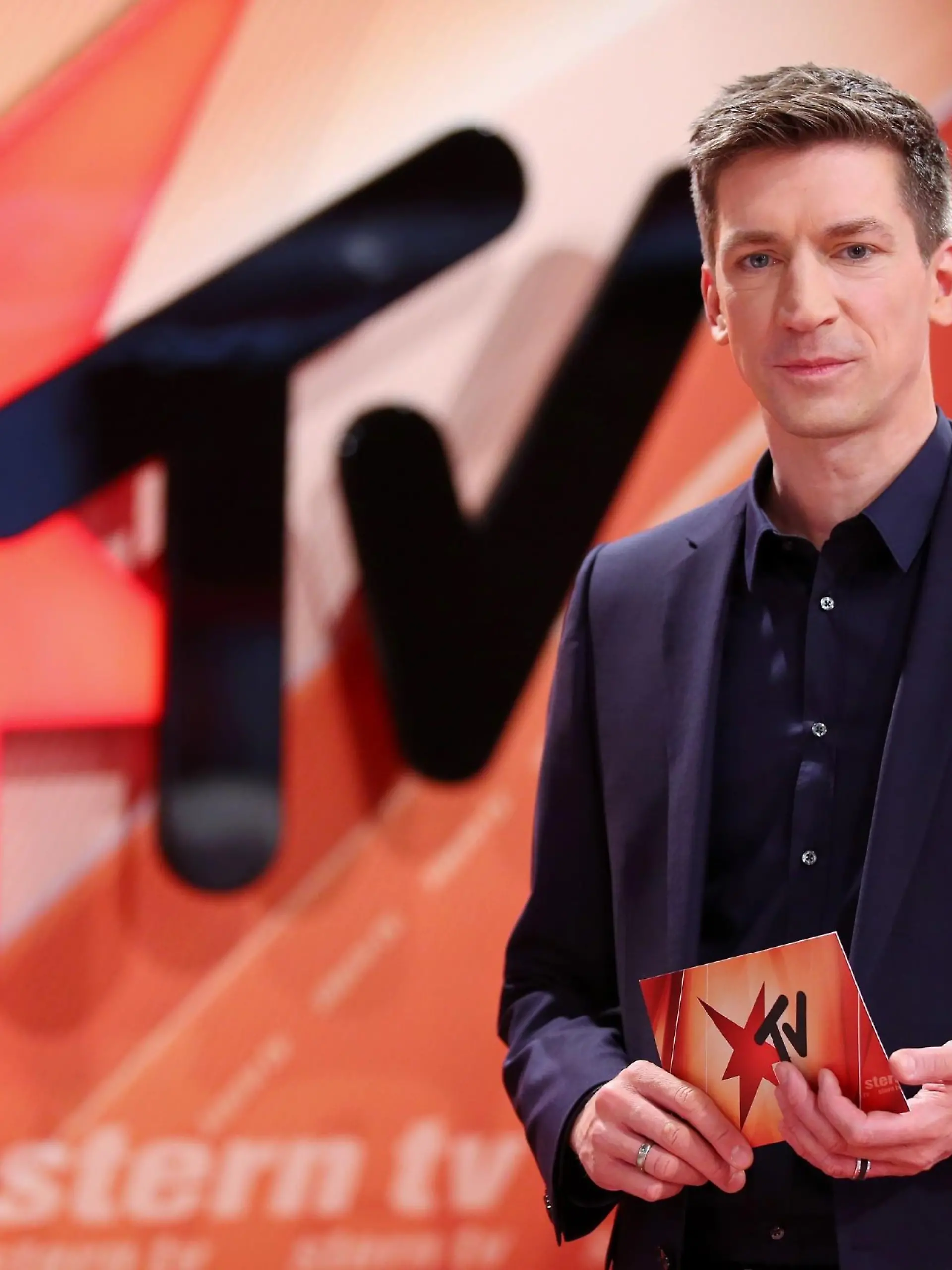 Aktuelle Studiogäste, spannende Hintergründe, bewegende Schicksale, spektakuläre Studioaktionen und fesselnde Reportagen - das alles und noch viel mehr zieht "stern TV"-Moderator Steffen Hallaschka allwöchentlich live aus der Wundertüte des deutschen Fernsehens.