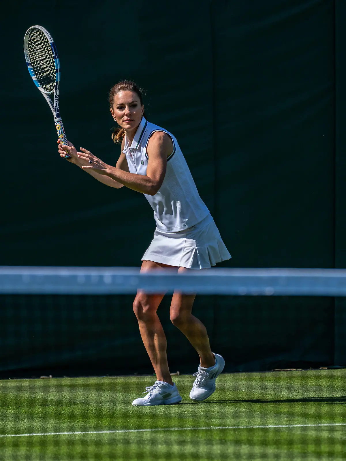 HANDOUT - 24.06.2023, Großbritannien, London: Dieses undatierte vom Kensington Palace herausgegebenes Foto zeigt Kate, Prinzessin von Wales, auf dem Platz Nr. 3 während eines Besuchs im All England Lawn Tennis Club in Wimbledon, wo sie einen Blick hinter die Kulissen der Balljunge
n und Ballmädchen wirft. Foto: Aeltc/Thomas Lovelock/Kensington Palace/PA Media/dpa - ACHTUNG: Nur zur redaktionellen Verwendung im Zusammenhang mit der aktuellen Berichterstattung und nur mit vollständiger Nennung des vorstehenden Credits +++ dpa-Bildfunk +++