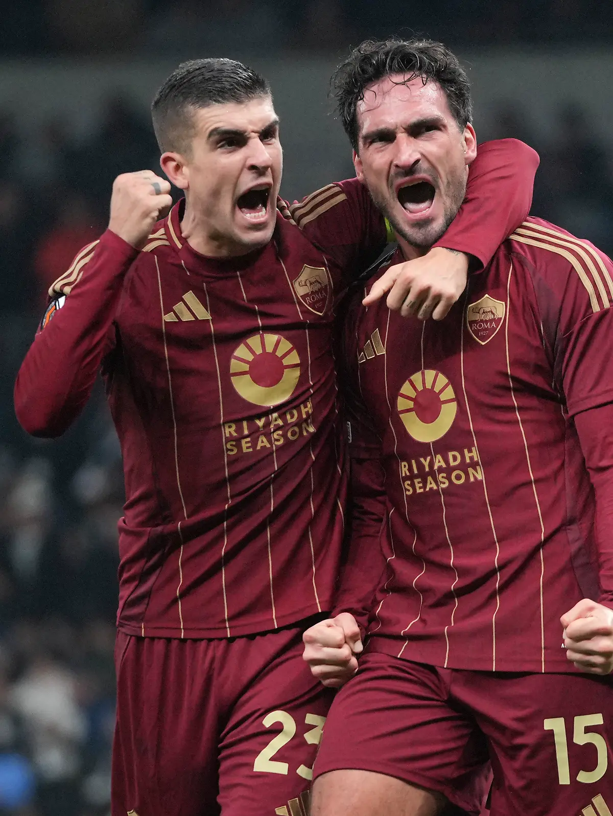 Mats Hummels jubelt nach seinem Treffer zum Ausgleich ausgelassen mit seinem Teamkollegen Gianluca Mancini.