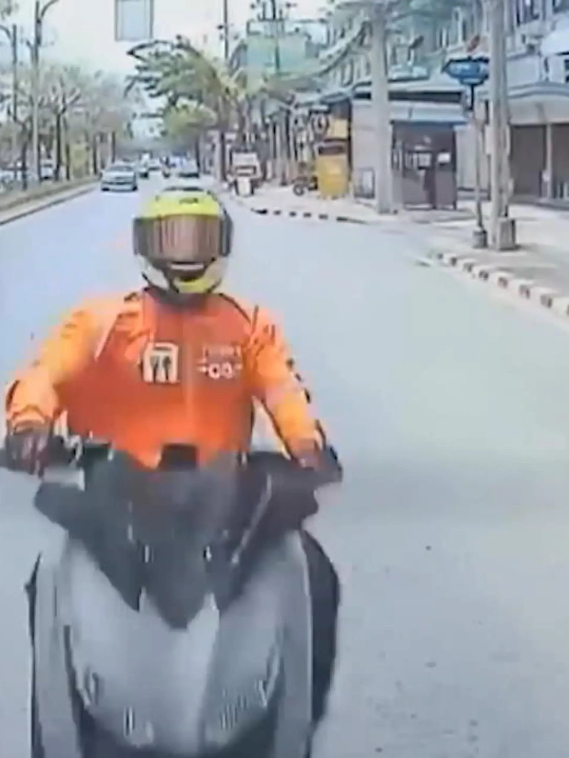 Er schaute wenige Sekunden auf sein Handy - doch die reichten schon aus! In Bangkok ist ein junger Auslieferungsfahrer in ein Fahrzeug gekracht. Abgelenkt von eingehenden Bestellungen, achtete der 18-Jährige nicht mehr auf die Straße. Die Unfall zeigen wir im Video.