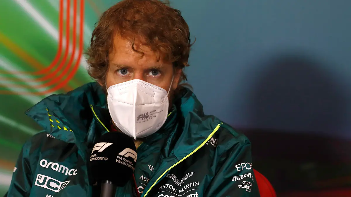 5 Sebastian Vettel DEU, Aston Martin Aramco Cognizant F1 Team, F1 Grand Prix of Emilia Romagna at Autodromo Enzo e Dino Ferrari on April 22, 2022 in Imola, Italy. Photo by Carl Bingham/LAT/Motorsport Images/DPPI via HOCH ZWEI Imola Italy *** 5 Sebastian Vettel DEU, Aston Martin Aramco Cognizant F1 Team , F1 Grand Prix of Emilia Romagna at Autodromo Enzo e Dino Ferrari on April 22, 2022 in Imola, Italy Photo by Carl Bingham LAT Motorsport Images DPPI via HOCH ZWEI Imola Italy