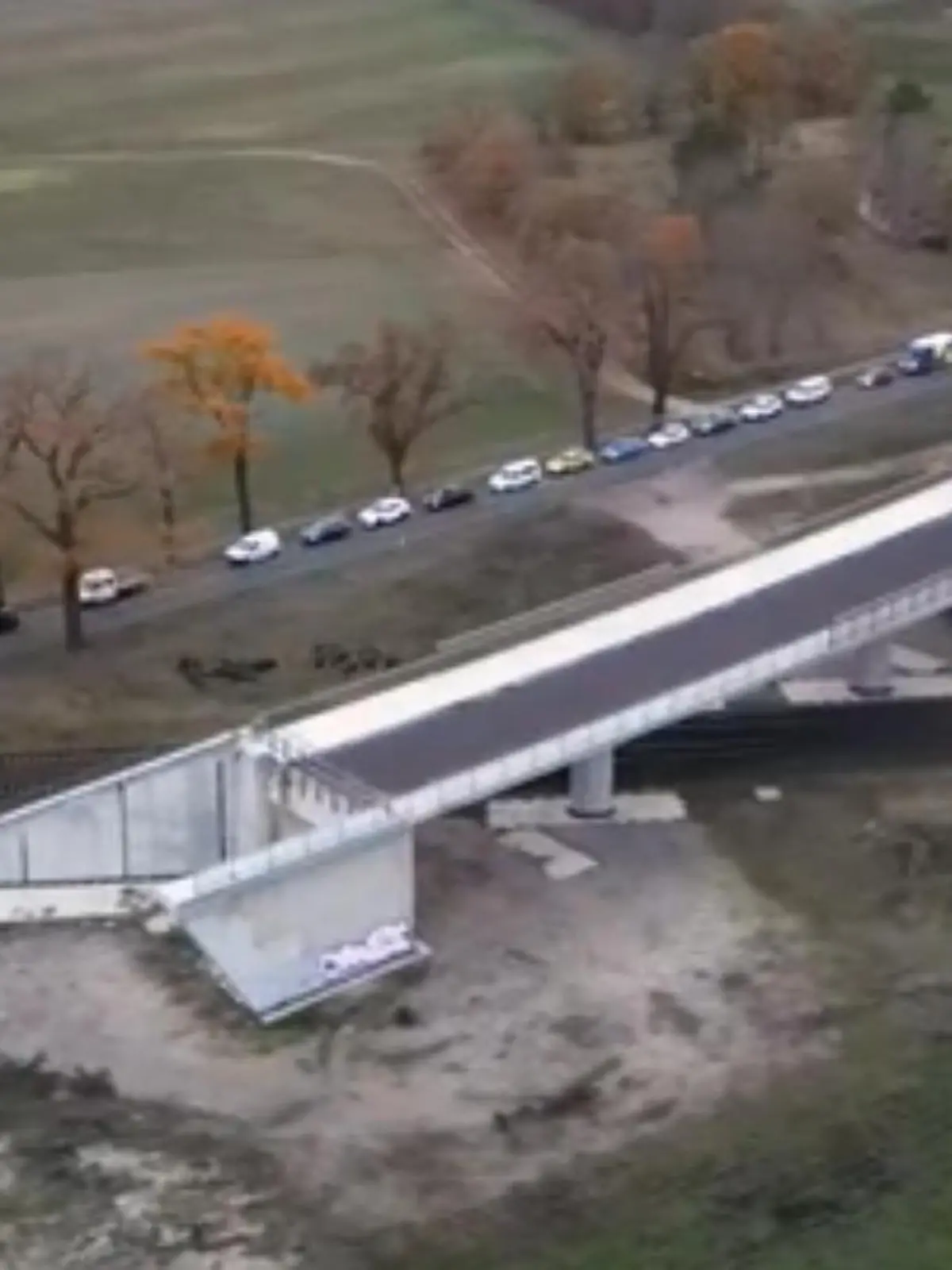 Bild zu: "Brücke für 17 Millionen (!) ohne Auffahrt gebaut"