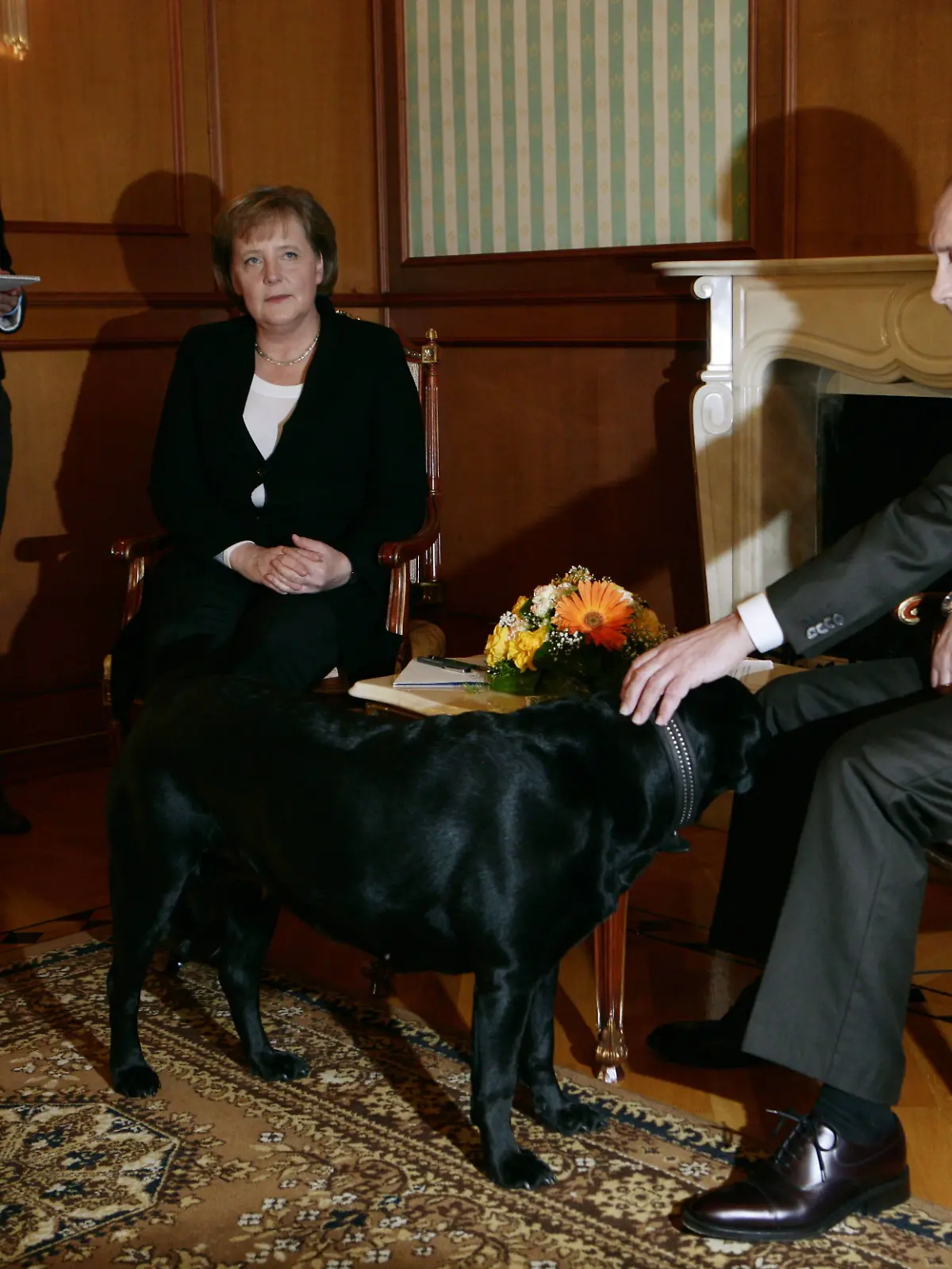 Wladimir Putin genießt den Besuch seines Hundes etwas mehr als Angela Merkel