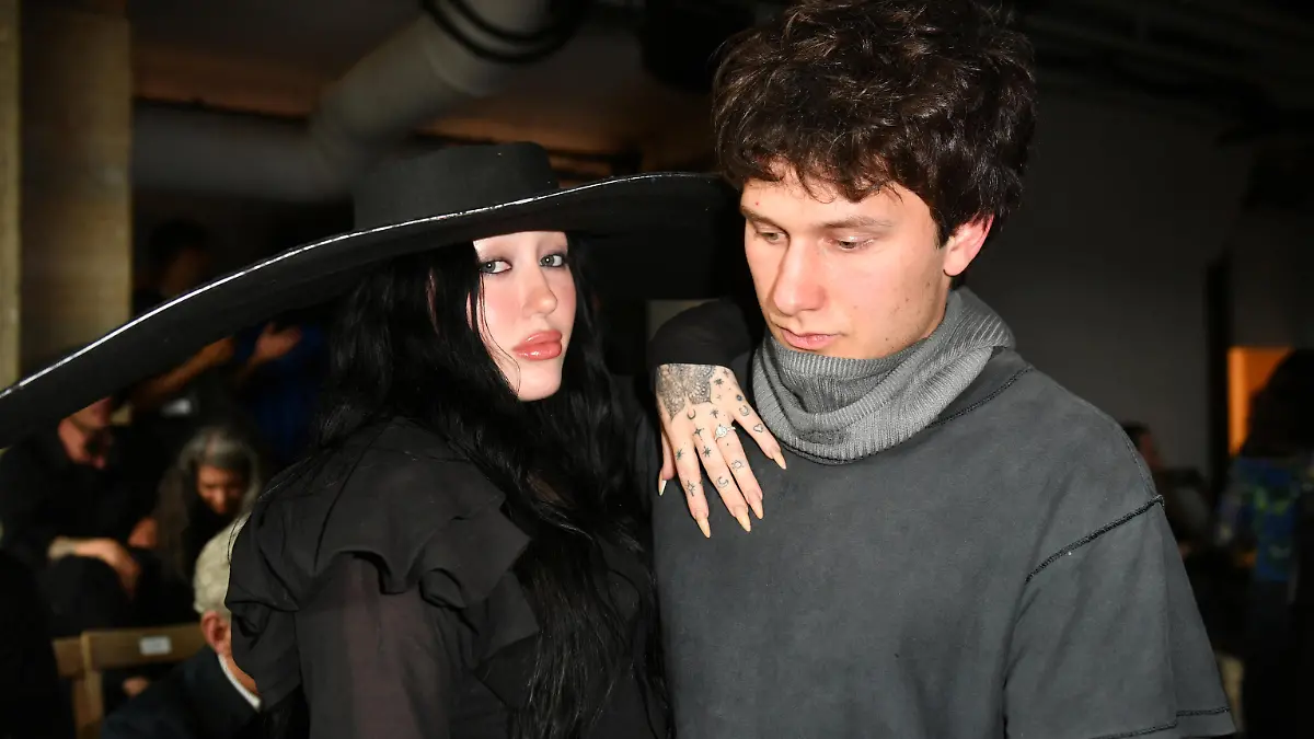 Noah Cyrus et son compagnon Pinkus - Personnalités au défilé Yohji Yamamoto mode homme printemps / été 2024 à Paris le 22 juin 2023. © Veeren / Clovis / Bestimage Celebs at Yohji Yamamoto men's spring/summer 2024 fashion show in Paris on 22 June 2023.