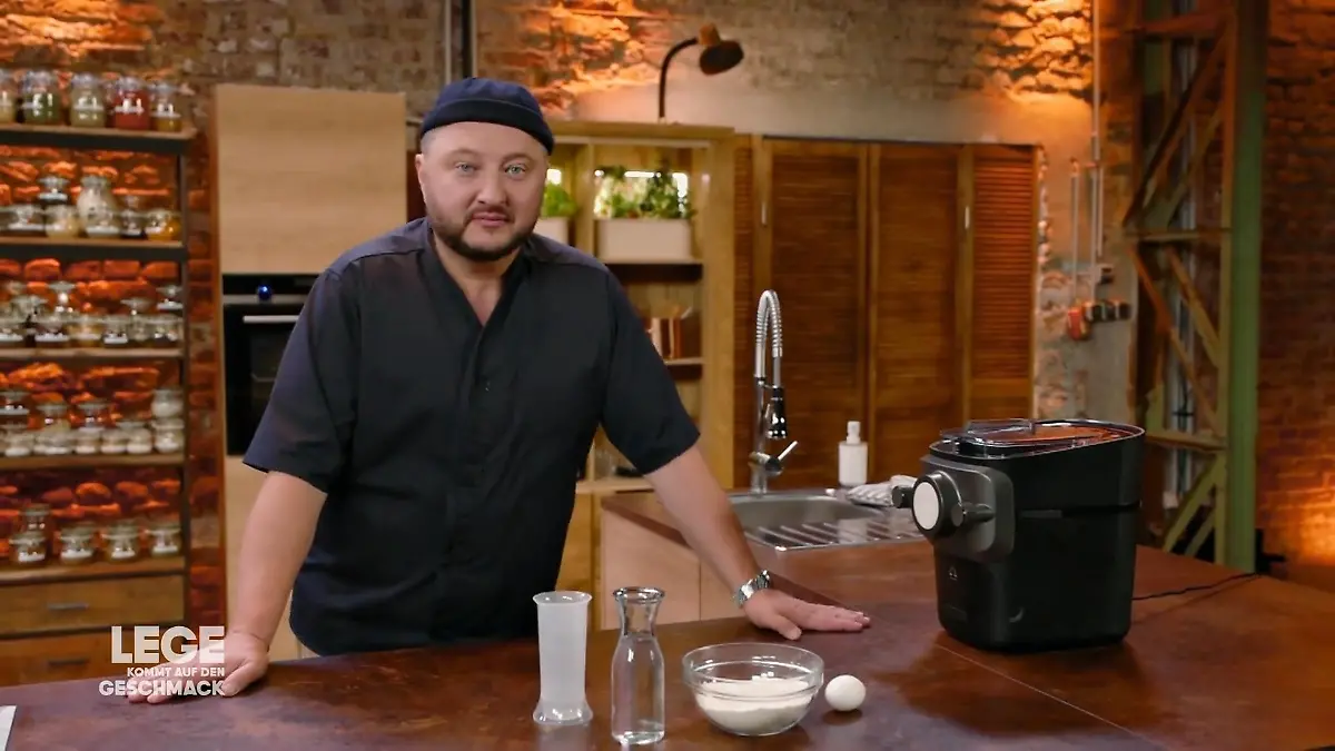 Lege testet eine Nudelmaschine "Das sollen Nudeln werden?"