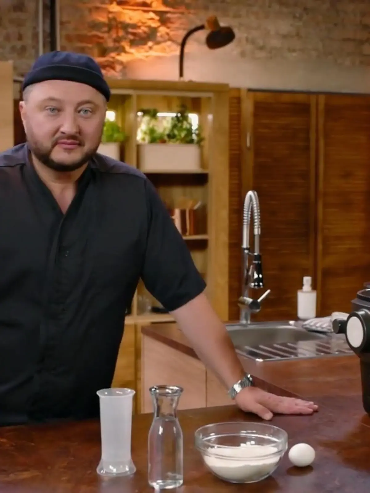 Bild zu: "Lege testet eine Nudelmaschine"