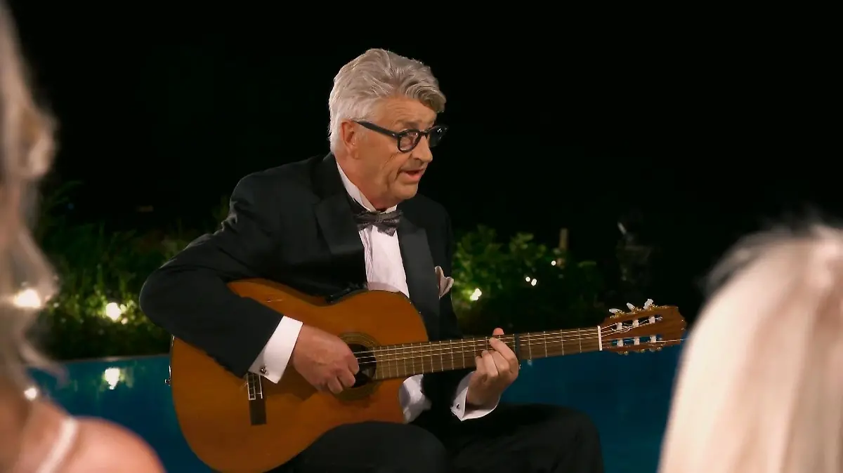 „Golden Bachelor” Franz Stärk mit Gitarre