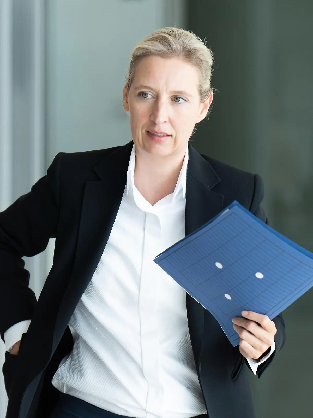 RECORD DATE NOT STATED Alice Weidel, auf dem Weg zur AfD-Bundestagsfraktion Fraktionssitzung AfD-Bundestagsfraktion, Vorsitzende der AfD-Bundestagsfraktion, Bundessprecher, Alice Weidel Berlin Berlin GER *** Alice Weidel, on the way to the AfD Bundestag parliamentary group meeting AfD Bundestag parliamentary group, chairwoman of the AfD Bundestag parliamentary group, federal spokesman, Alice Weidel Berlin Berlin GER