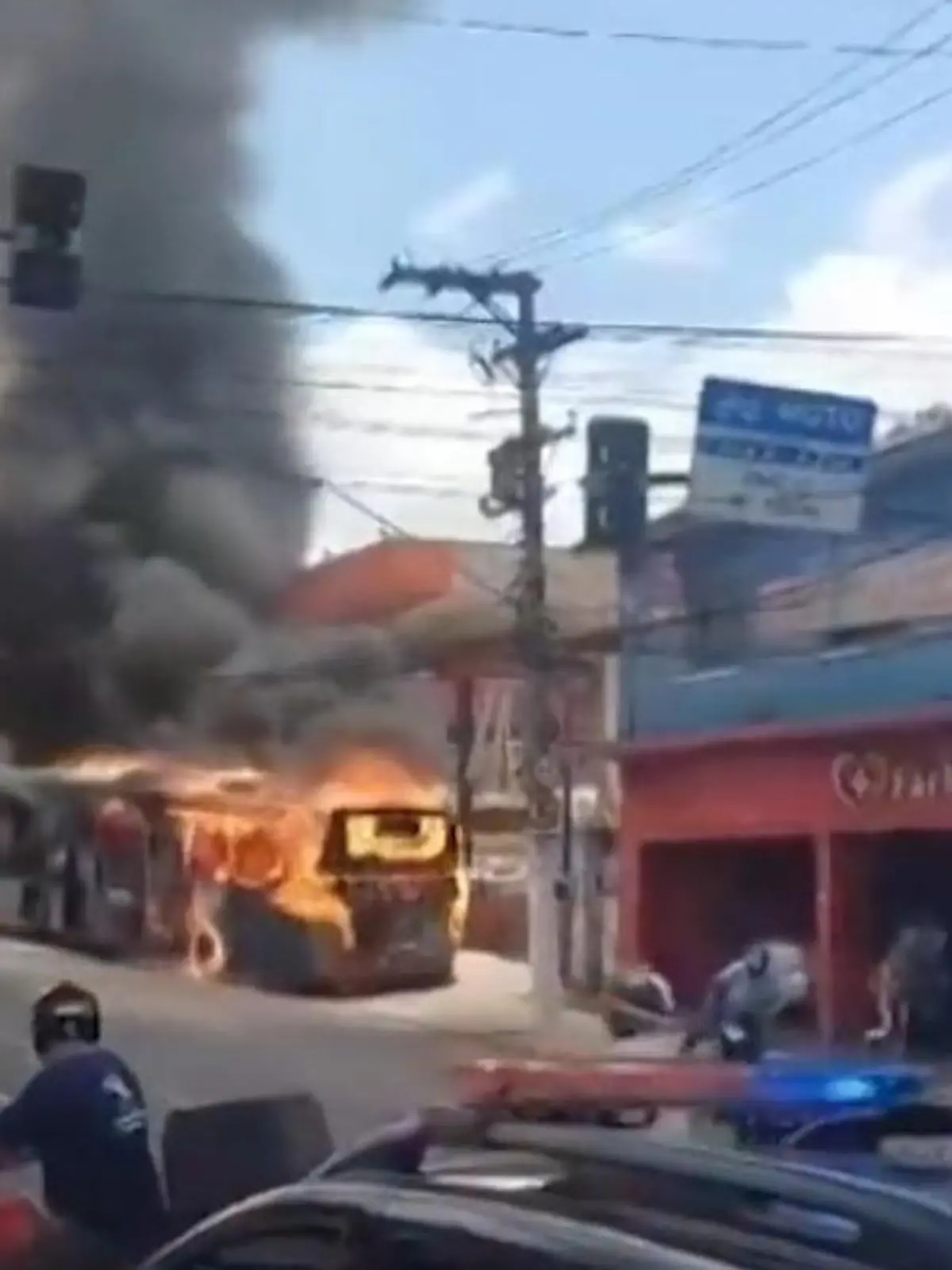 Bild zu: "Flammen-Inferno auf der Straße! Bus wird zu fahrenden Feuerwalze"