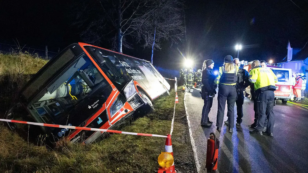 Bei einem Busunfall im Siegerland sind zahlreiche Menschen leicht verletzt worden.