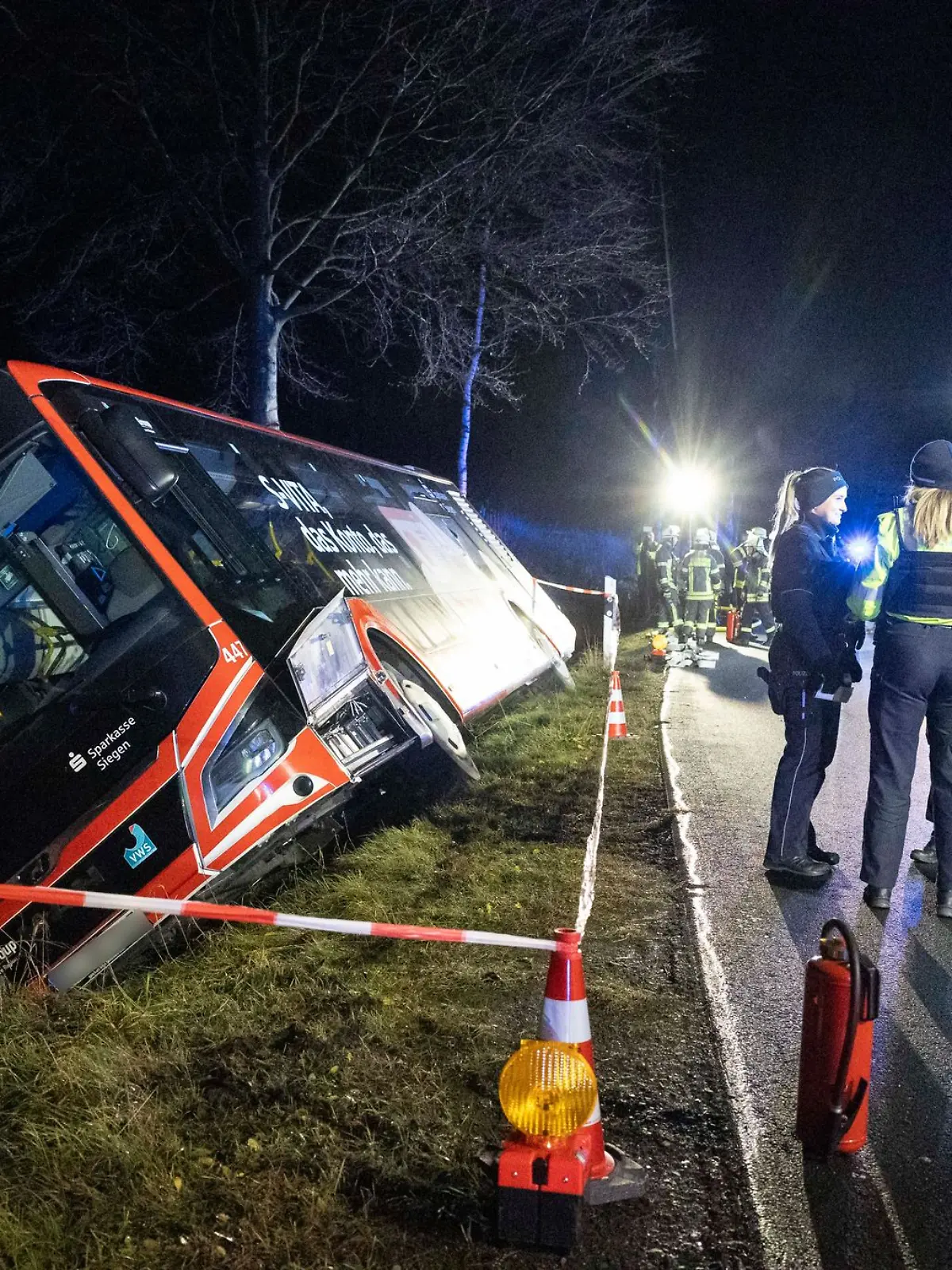 Bild zu: "Busfahrer verliert die Kontrolle – viele Menschen verletzt "