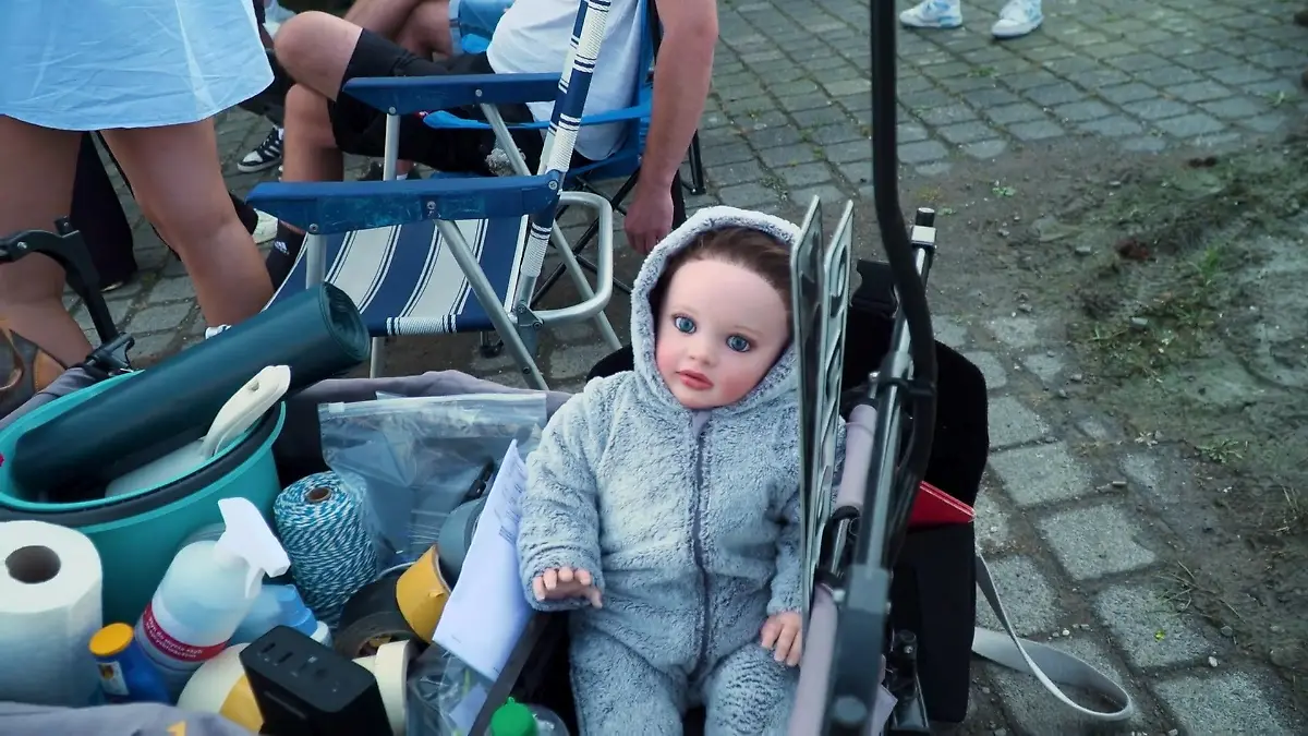 Diese Babypuppe spielt Söhnchen Leo, der mit seiner Mama am Abgrund hängt.