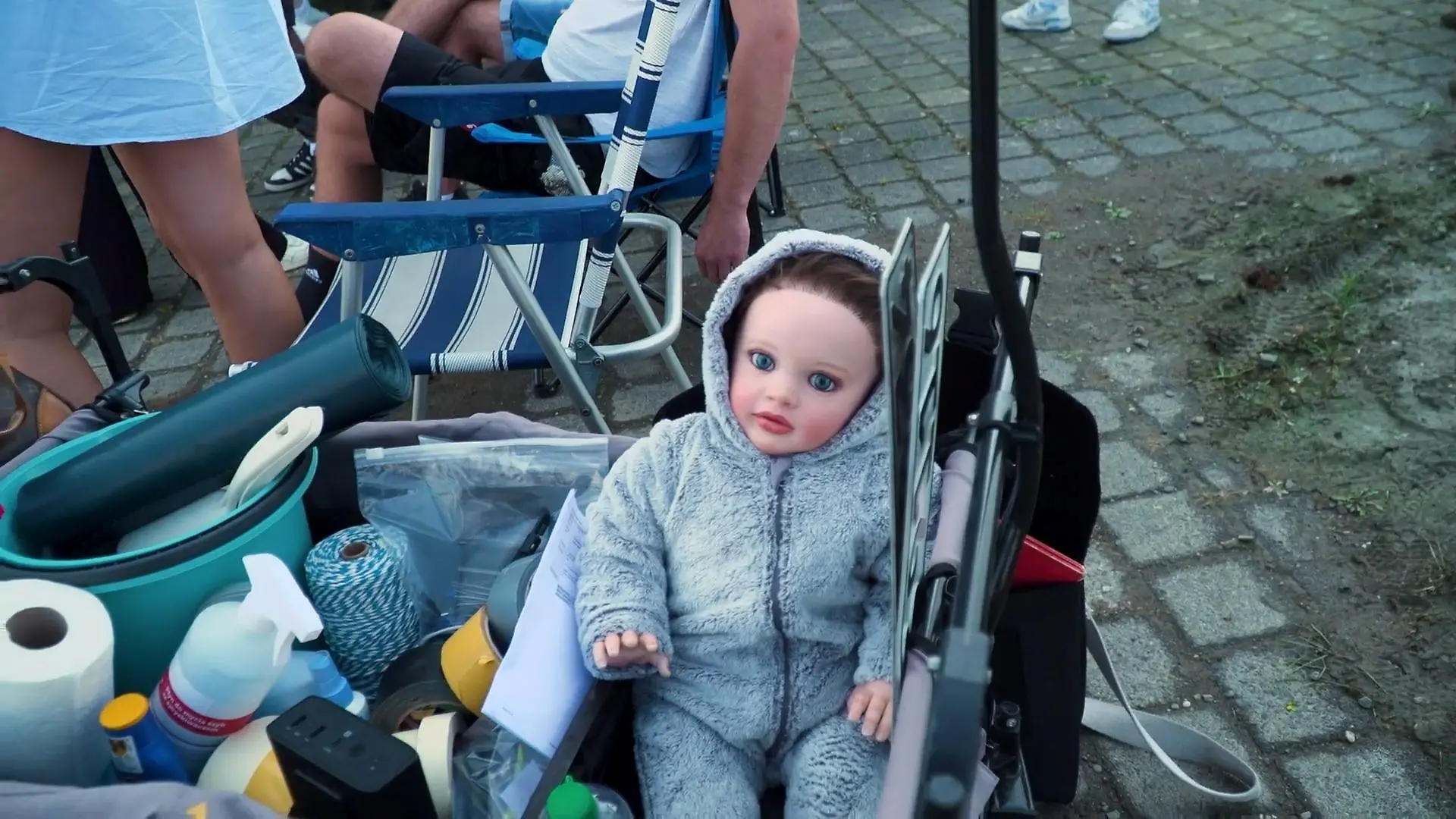 Diese Babypuppe spielt Söhnchen Leo, der mit seiner Mama am Abgrund hängt.