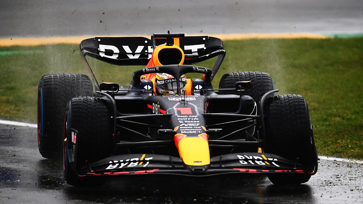 IMOLA, ITALY - APRIL 22:Max Verstappen of the Netherlands driving the (1) Oracle Red Bull Racing RB18 runs wide during practice ahead of the F1 Grand Prix of Emilia Romagna at Autodromo Enzo e Dino Ferrari on April 22, 2022 in Imola, Italy. (Photo by Clive Mason/Getty Images)