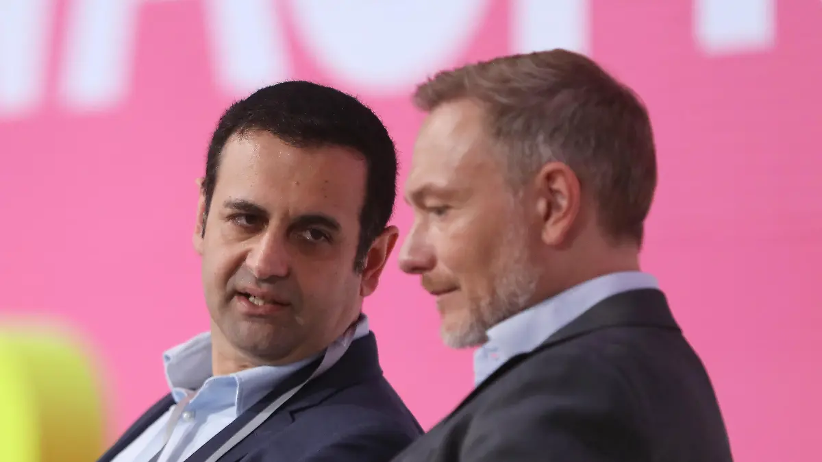 Ex-Generalsekretär Bijan Djir-Sarai und Parteichef Christian Lindner in einem Gespräch kurz vor Ende des FDP-Parteitages.