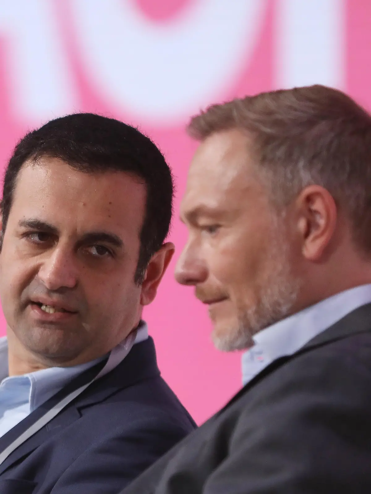 Ex-Generalsekretär Bijan Djir-Sarai und Parteichef Christian Lindner in einem Gespräch kurz vor Ende des FDP-Parteitages.