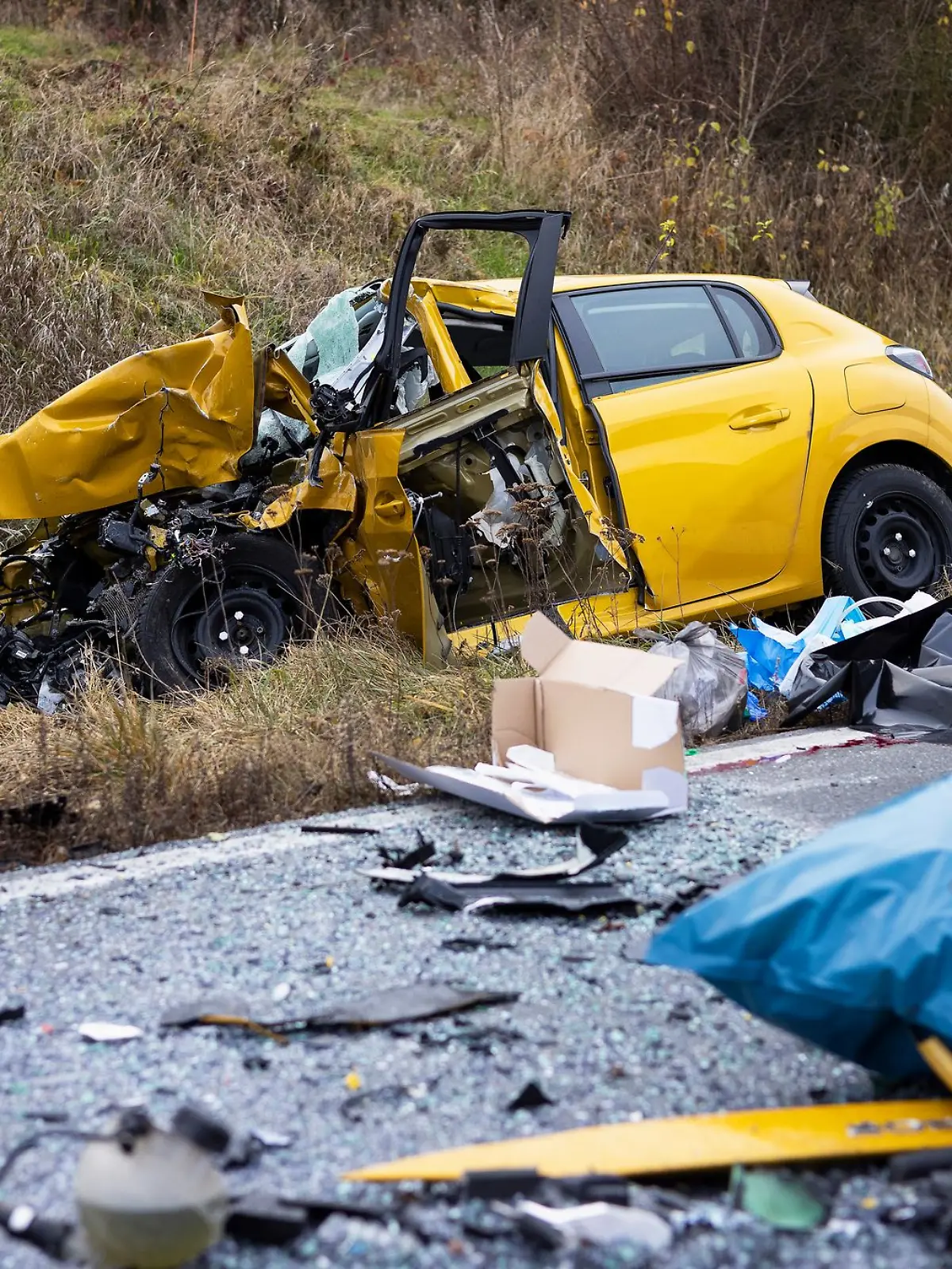 Bild zu: "Auto kracht in vollbesetzten Linienbus – Frau (†24) tot! "