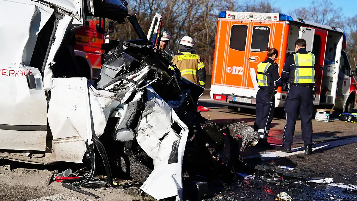 Beim Unfall eines Transporters auf der A1 sind ein Insasse tödlich und zwei weitere schwer verletzt worden.