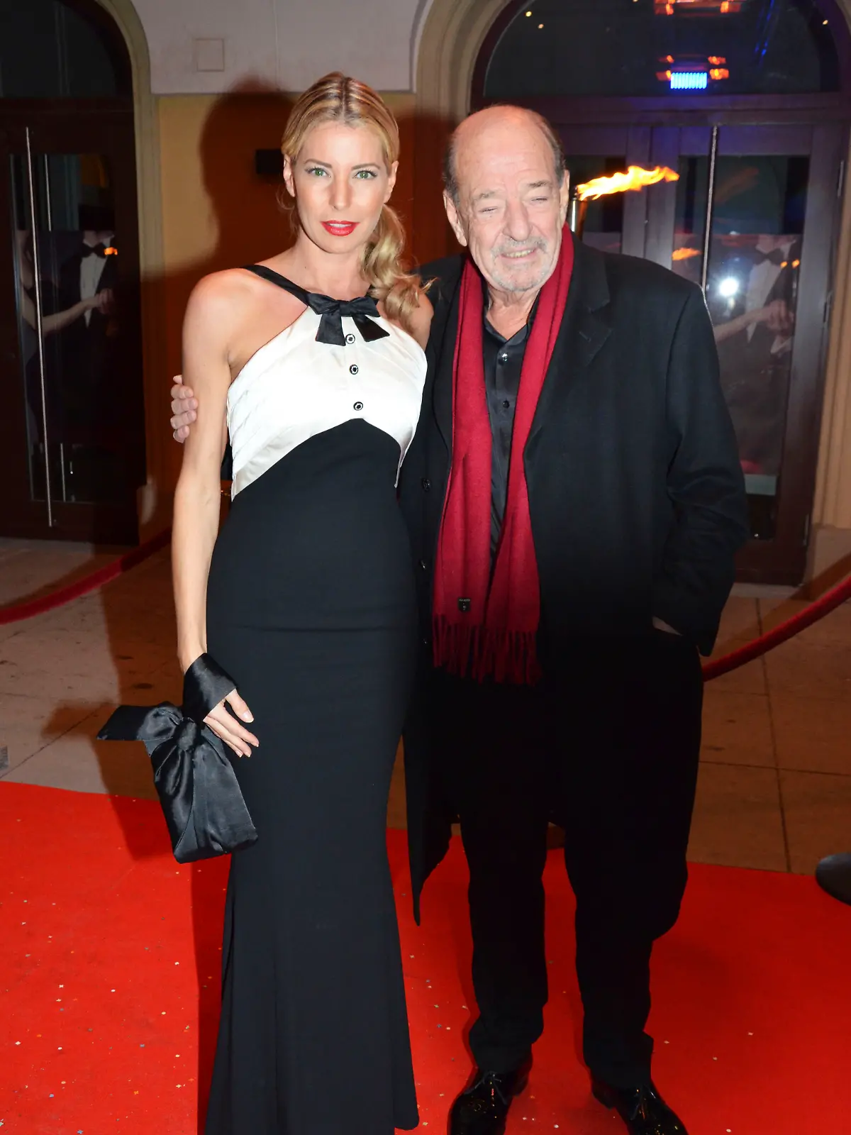Giulia Siegel mit Vater Ralph Siegel bei der Narrhalla Soirée 2016 mit Verleihung vom Karl-Valentin-Orden an die Schauspieler Miroslav Nemec und Udo Wachtveitl im Deutschen Theater. München, 22.01.2016