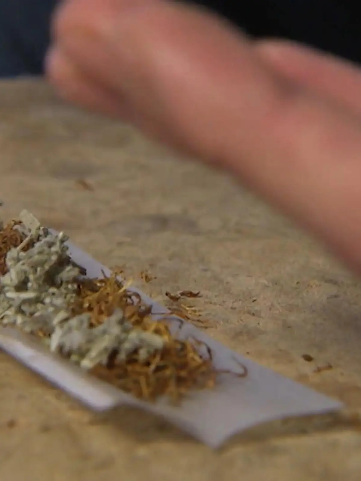 Bild zu: "Schlangen vor dem Cannabis Verein"