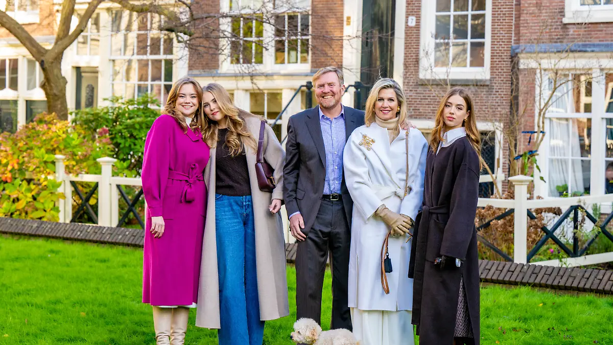 Prinzessin Ariane, Kronprinzessin Amalia, König Willem-Alexander, Königin Máxima und Prinzessin Alexia (v.l.n.r.) sowie Mambo beim Herbst-Fotoshooting des niederländischen Königshauses