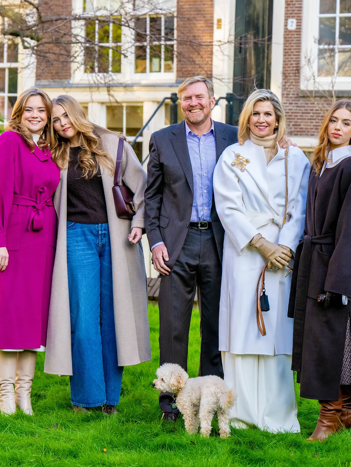 Prinzessin Ariane, Kronprinzessin Amalia, König Willem-Alexander, Königin Máxima und Prinzessin Alexia (v.l.n.r.) sowie Mambo beim Herbst-Fotoshooting des niederländischen Königshauses