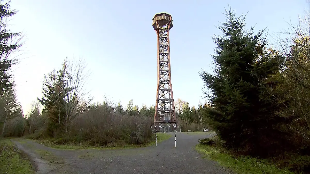 Seit dem Vorfall am Donnerstag ist der Turm vorerst gesperrt. Doch das reicht nicht: Es wird über Sicherheitsmaßnahmen und Konsequenzen für den Aussichtspunkt diskutiert.