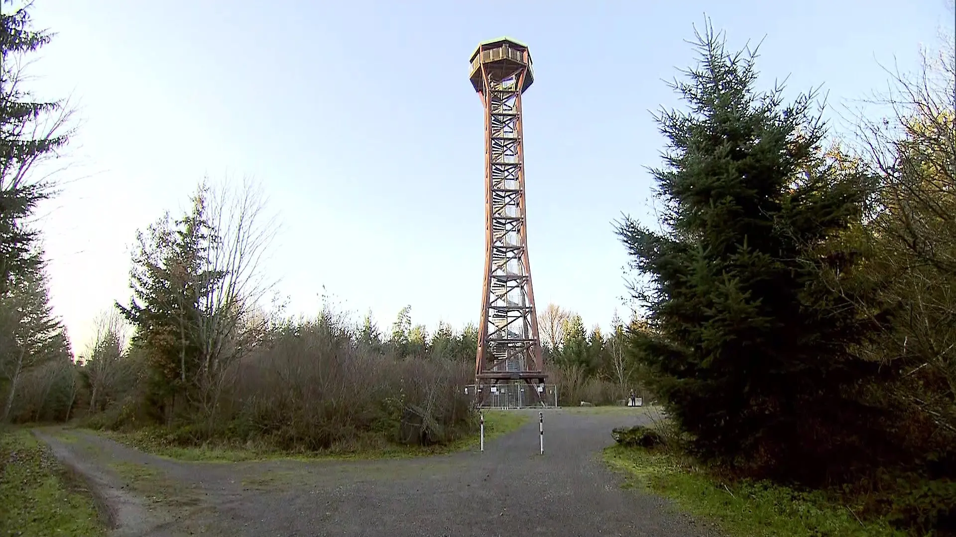 Seit dem Vorfall am Donnerstag ist der Turm vorerst gesperrt. Doch das reicht nicht: Es wird über Sicherheitsmaßnahmen und Konsequenzen für den Aussichtspunkt diskutiert.