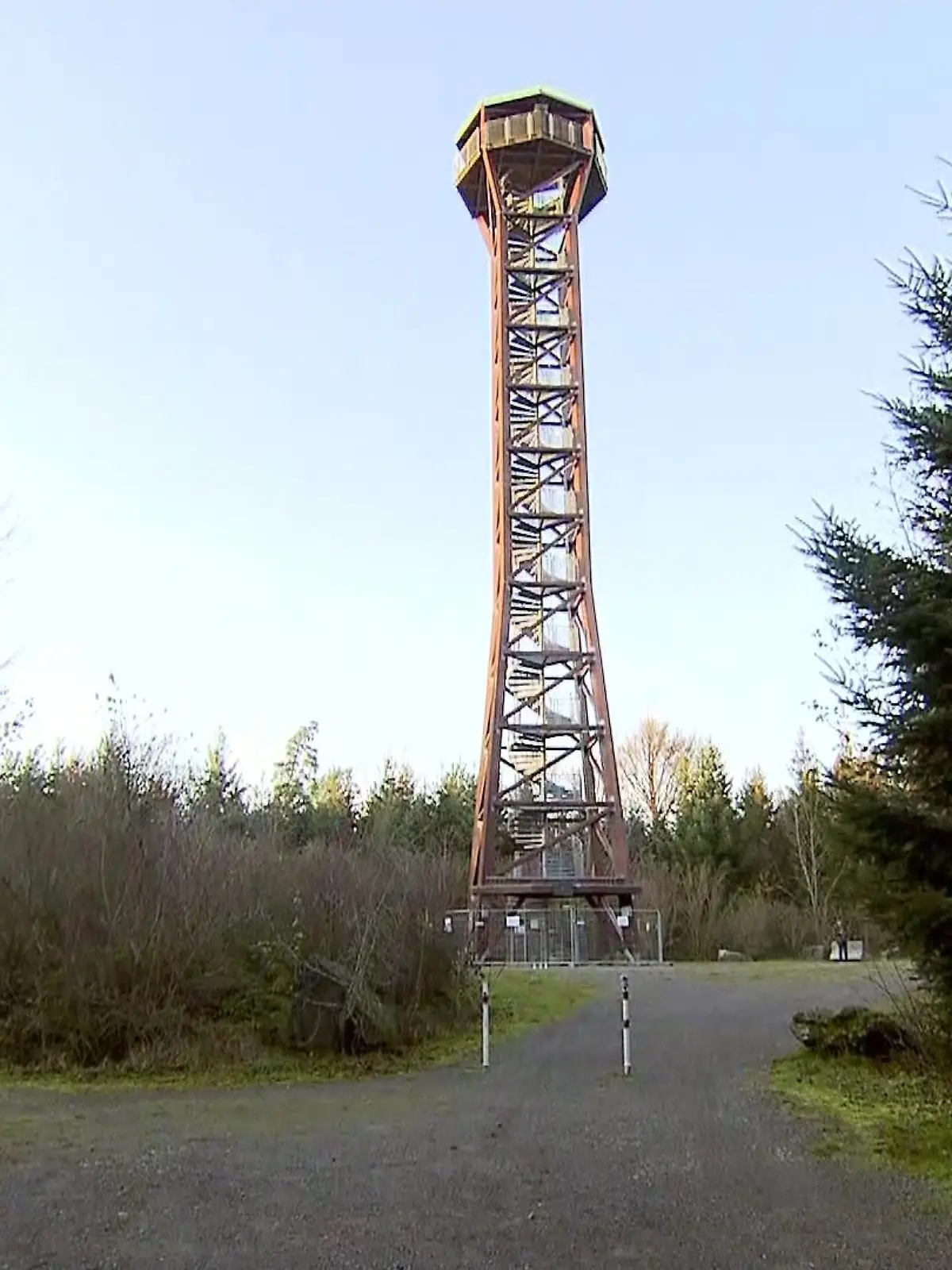 Seit dem Vorfall am Donnerstag ist der Turm vorerst gesperrt. Doch das reicht nicht: Es wird über Sicherheitsmaßnahmen und Konsequenzen für den Aussichtspunkt diskutiert.