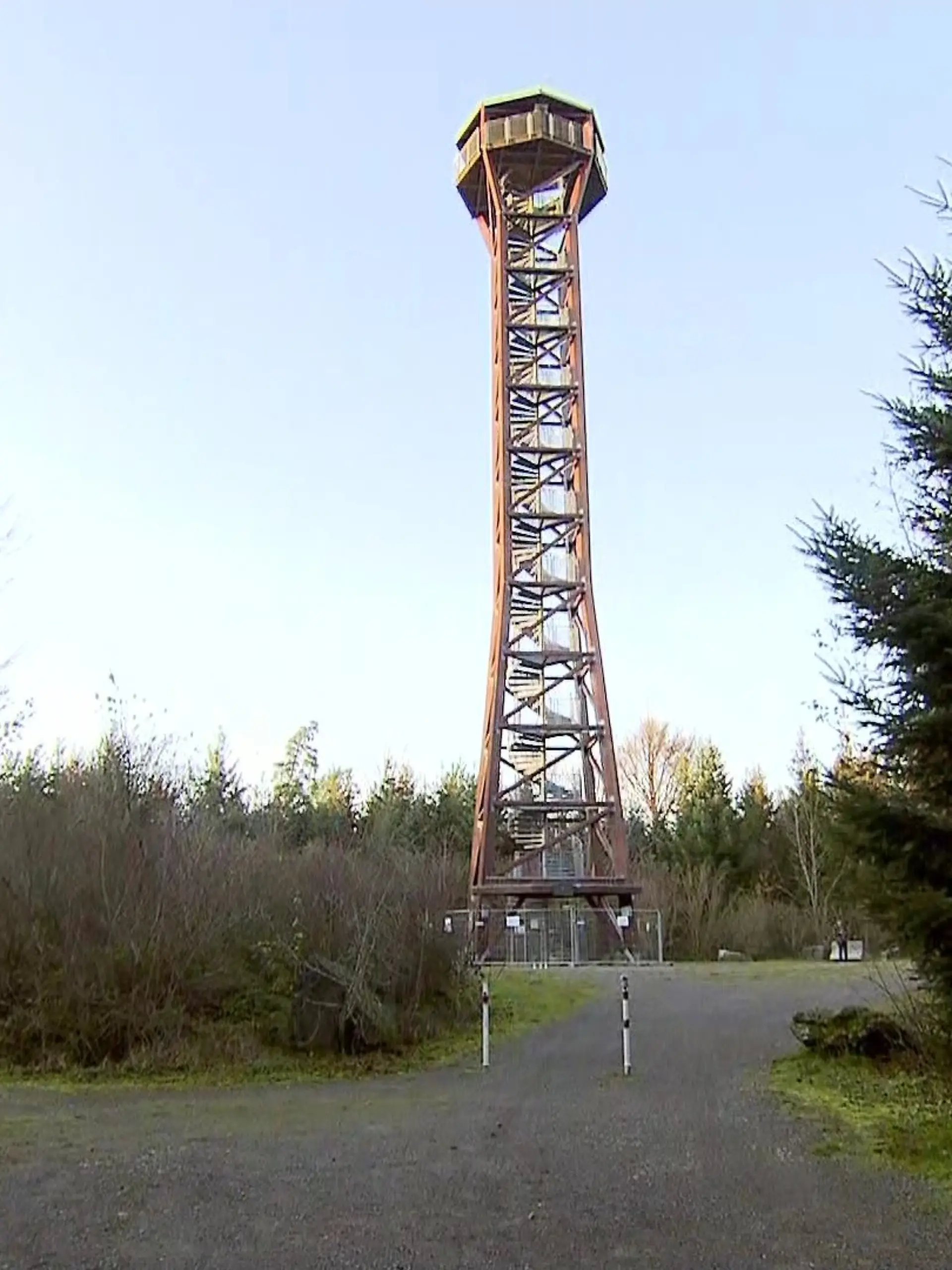Seit dem Vorfall am Donnerstag ist der Turm vorerst gesperrt. Doch das reicht nicht: Es wird über Sicherheitsmaßnahmen und Konsequenzen für den Aussichtspunkt diskutiert.