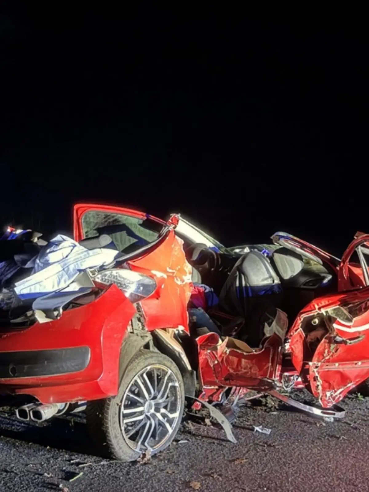 Bei dem Unfall werden vier Insassen eingeklemmt. 