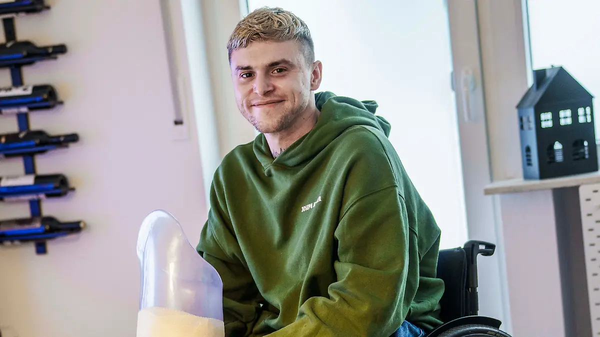 Alexander Sauer zeigt einer seiner beiden Hightech-Prothesen in seinem Wohnzimmer. 