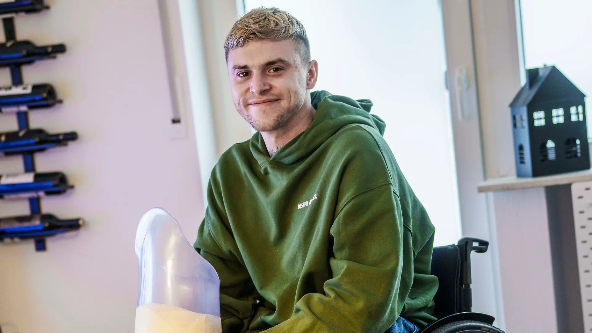 Alexander Sauer zeigt einer seiner beiden Hightech-Prothesen in seinem Wohnzimmer. 