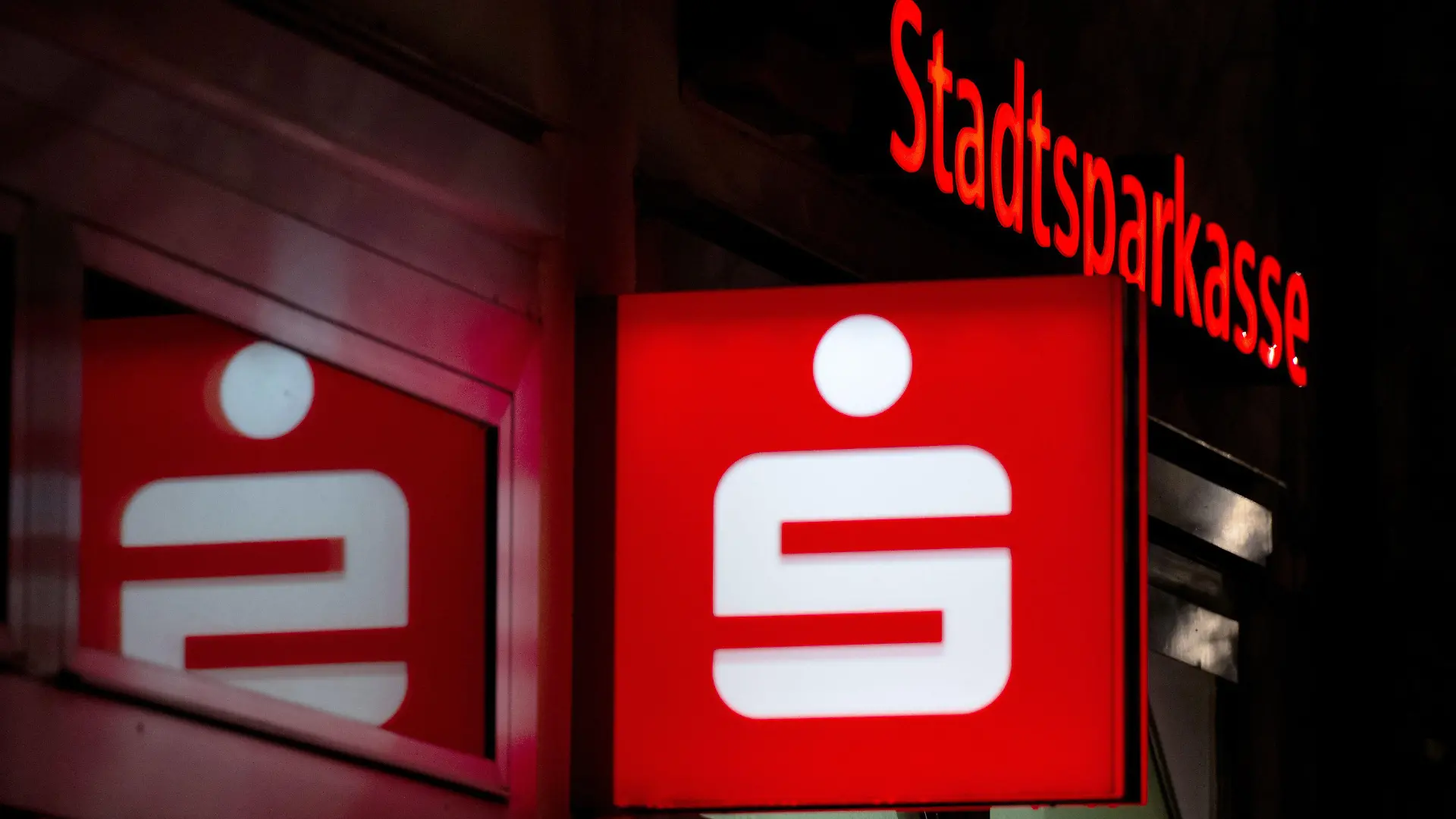 ARCHIV - 14.03.2023, Bayern, München: Das Logo einer Stadtsparkasse ist an einer Filiale zu sehen. Ein flächendeckendes Filial- und Geldautomatennetz sowie Zinsen aufs Ersparte - dazu wollen Verbraucherschützer in Bayern, Brandenburg und Hessen die Sparkassen verpflichten. (zu dpa «Bessere Bedingungen für Sparkassen-Kunden per Gesetz gefordert») Foto: Sven Hoppe/dpa +++ dpa-Bildfunk +++