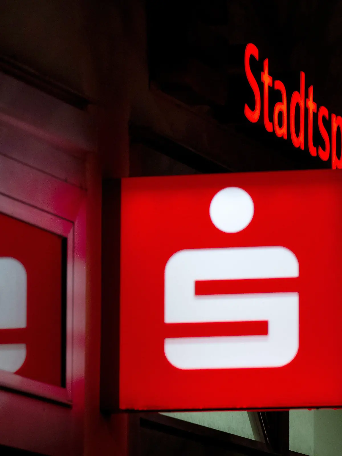 ARCHIV - 14.03.2023, Bayern, München: Das Logo einer Stadtsparkasse ist an einer Filiale zu sehen. Ein flächendeckendes Filial- und Geldautomatennetz sowie Zinsen aufs Ersparte - dazu wollen Verbraucherschützer in Bayern, Brandenburg und Hessen die Sparkassen verpflichten. (zu dpa «Bessere Bedingungen für Sparkassen-Kunden per Gesetz gefordert») Foto: Sven Hoppe/dpa +++ dpa-Bildfunk +++