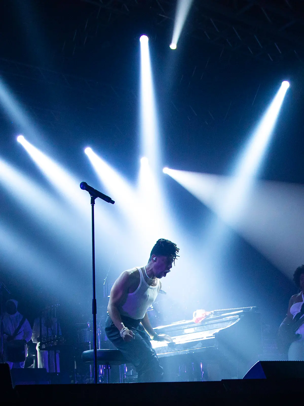 Jonathan Michael Batiste, bekannt als Jon Batiste, auf dem C6-Festival in São Paulo im Ibirapuera Park 2020.  