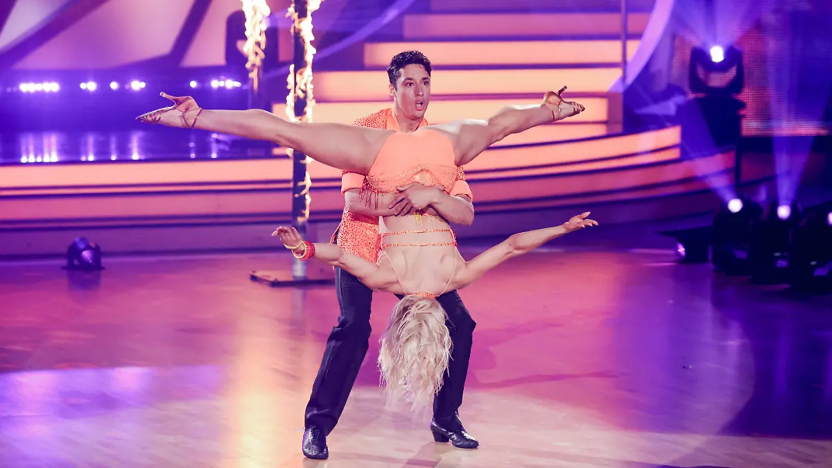 22.04.2022, Nordrhein-Westfalen, Köln: Rene Casselly, Zirkusartist, und Kathrin Menzinger, Profitänzerin, tanzen in der RTL-Tanzshow "Let's Dance" im Coloneum. Foto: Rolf Vennenbernd/dpa +++ dpa-Bildfunk +++